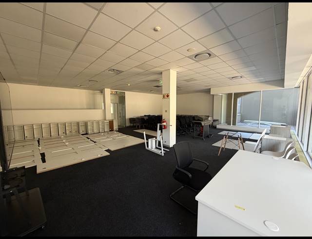 381M² BUILDING TO LET IN CLAREMONT